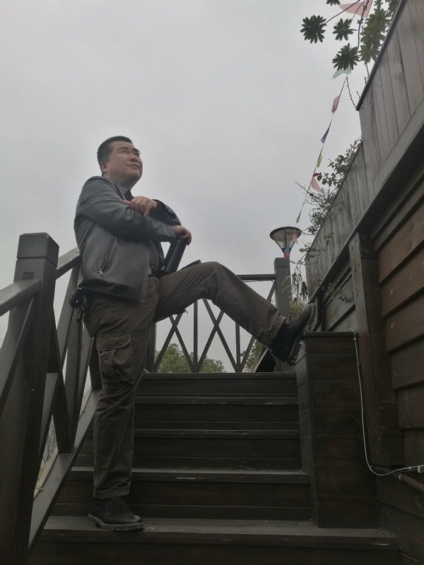 孤单背影的第一张照片--岳阳相亲服务中心