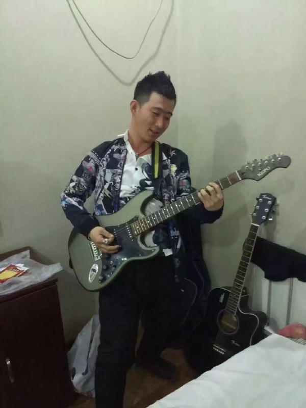 小吉他的第一张照片--岳阳相亲服务中心