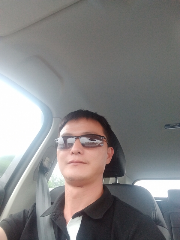 孤独的男人的第一张照片--岳阳相亲服务中心