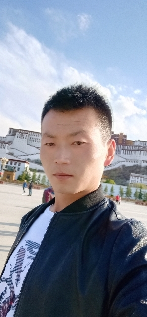 阳光下的小草的第二张照片--岳阳相亲服务中心