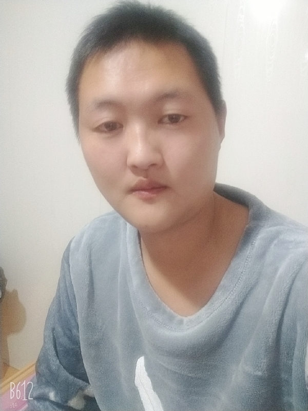 烟圈里透着伤的第一张照片--岳阳相亲服务中心