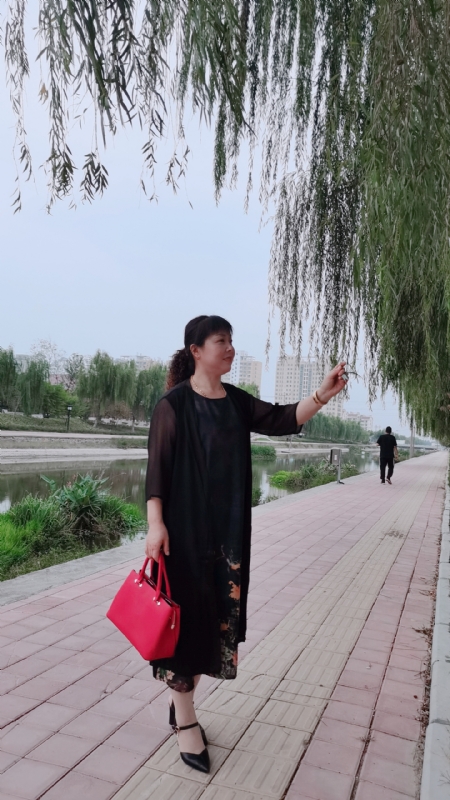 周本玲的第一张照片--岳阳相亲服务中心