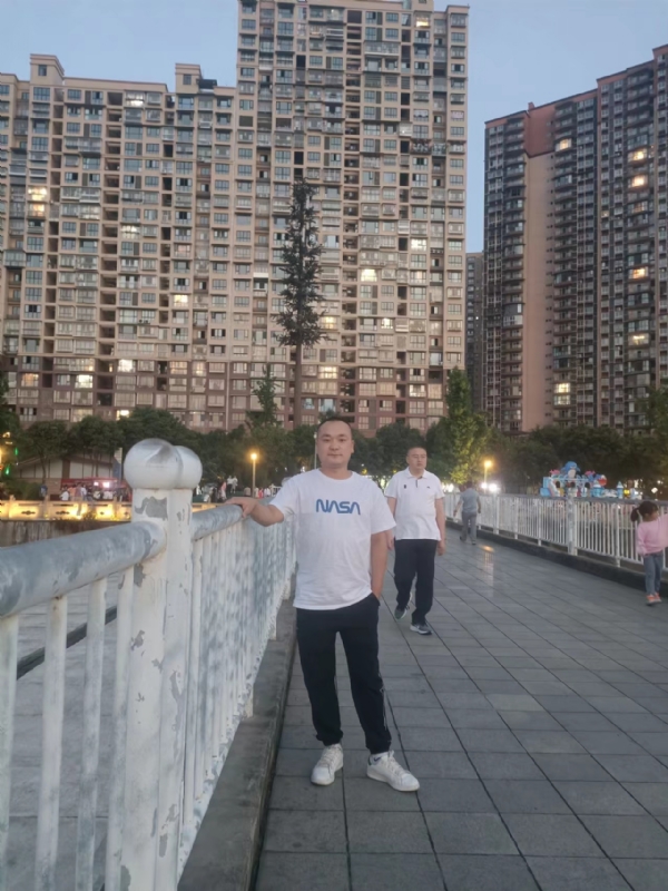 寂寞的男人的第一张照片--岳阳相亲服务中心