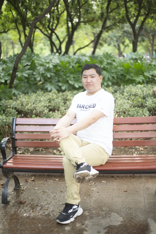 抱着鱼睡觉的猫的第一张照片--岳阳相亲服务中心