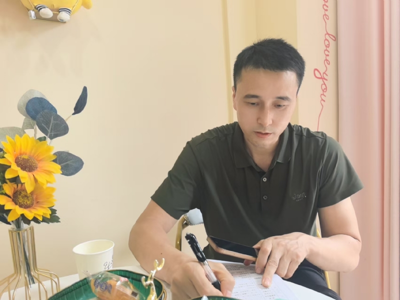 笑看一切的第二张照片--岳阳相亲服务中心